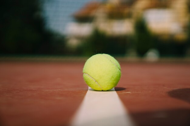 Tennisball auf Markierung