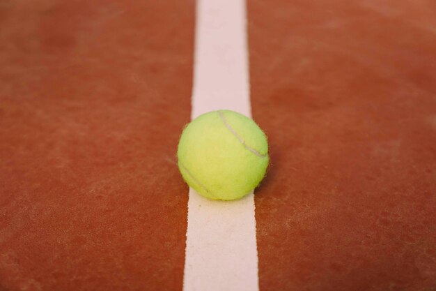 Tennisball auf weißer Linie