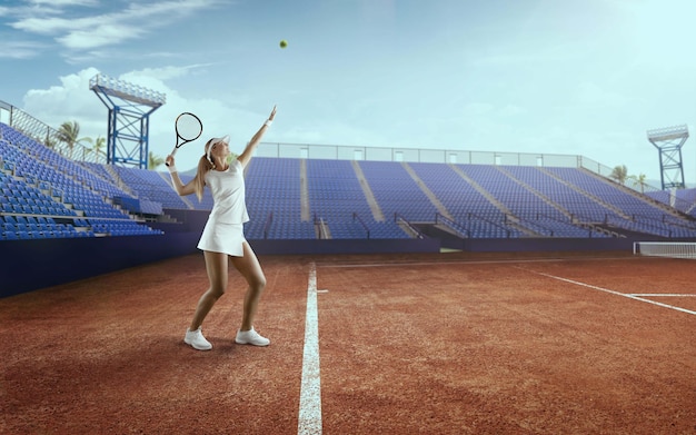Kostenloses Foto tennismädchen auf einem professionellen tennisplatz
