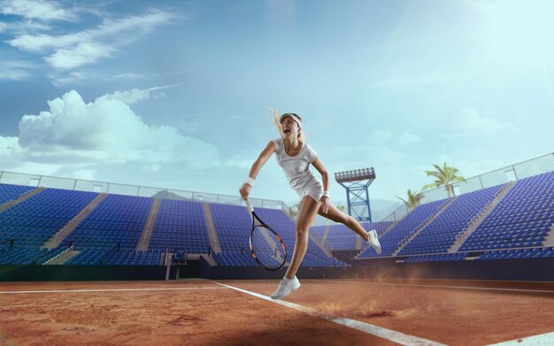 Tennismädchen auf einem professionellen Tennisplatz