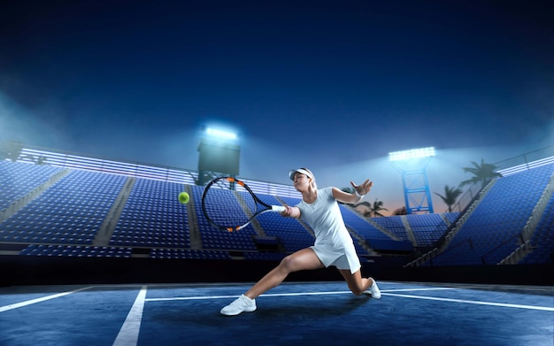 Tennismädchen auf einem professionellen Tennisplatz