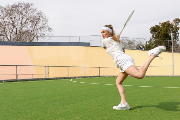 Tennismatch mit dem jungen Athleten, der Phase schlägt