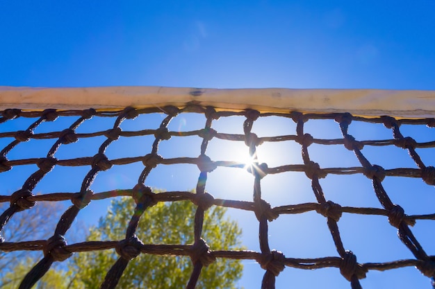 Tennisnetz am blauen Himmel