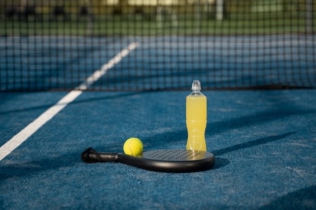 Tennispaddel und -ball des hohen Winkels