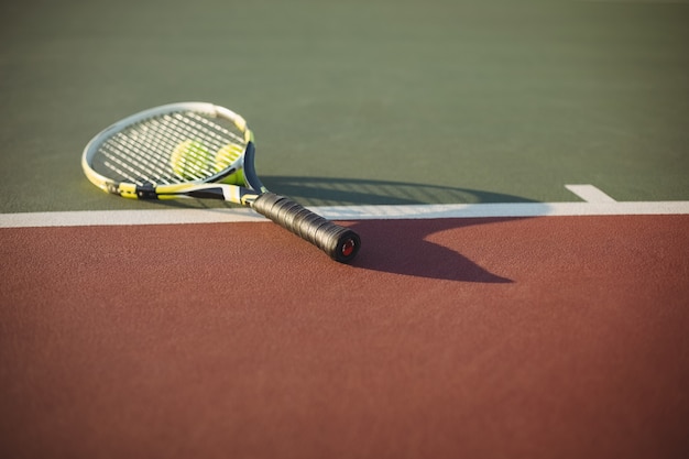 Kostenloses Foto tennisschläger und bälle auf dem platz