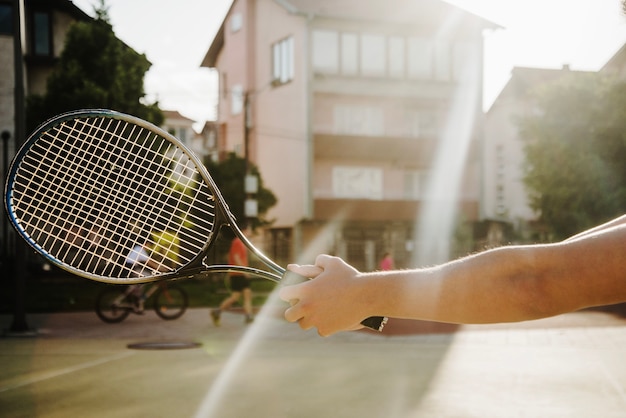 Tennisschläger und Sonneneinstrahlung