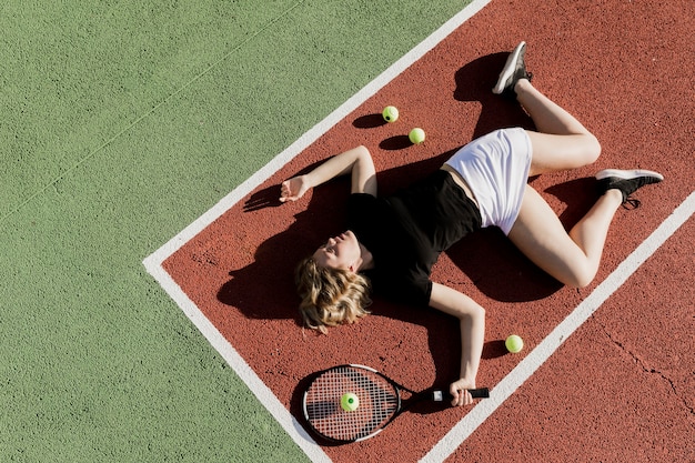 Tennisspieler auf der Grunddraufsicht