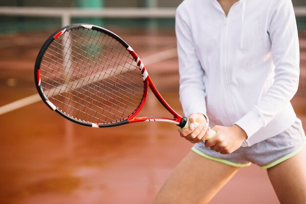 Tennisspieler bereit, den Ball zu fangen