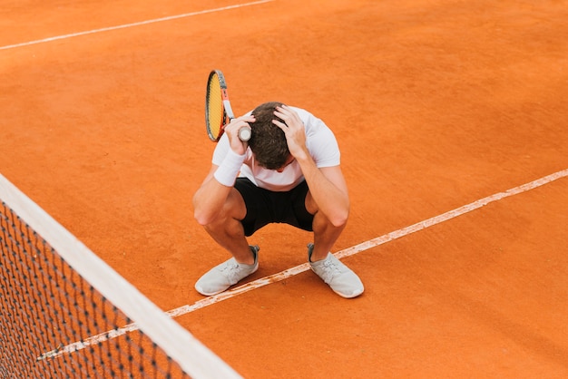 Tennisspieler, der ein Spiel verliert