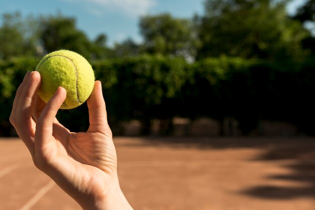 Tennisspieler, der einen Tennisball ergreift