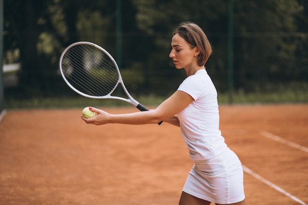 Tennisspieler der jungen Frau am Gericht