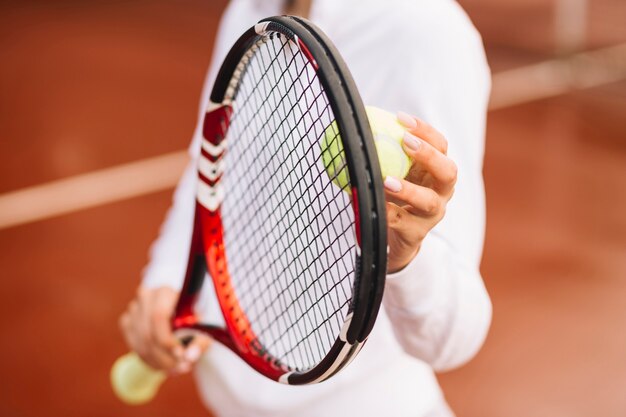 Tennisspieler, der Tennisausrüstung hält