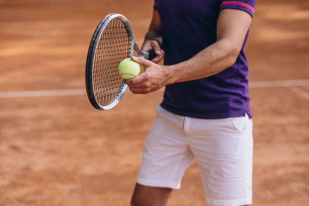 Tennisspieler des jungen Mannes am Gericht, Tennisschlägerabschluß oben