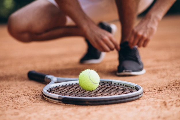 Tennisspieler des jungen Mannes am Gericht, Tennisschlägerabschluß oben