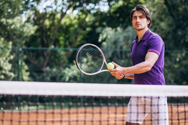 Tennisspieler des jungen Mannes am Gericht