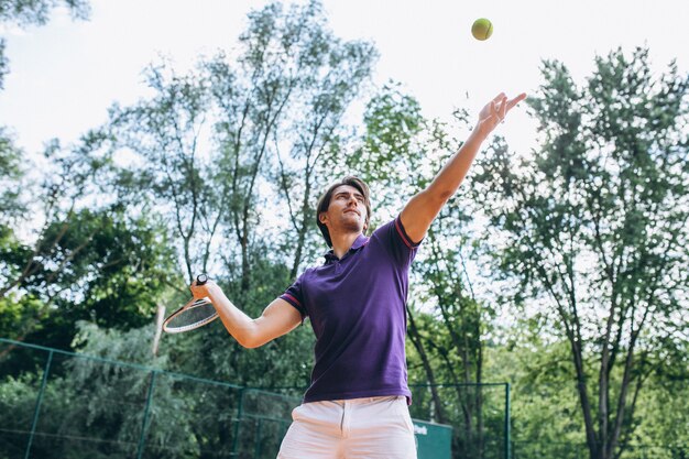 Tennisspieler des jungen Mannes am Gericht