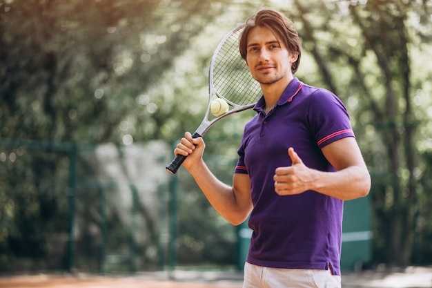 Tennisspieler des jungen Mannes am Gericht