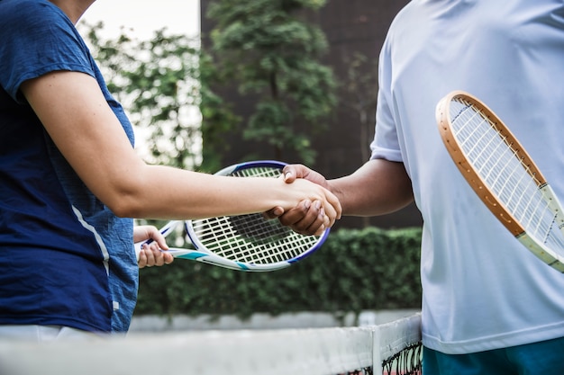 Tennisspieler, die Hände nach einem guten Match rütteln