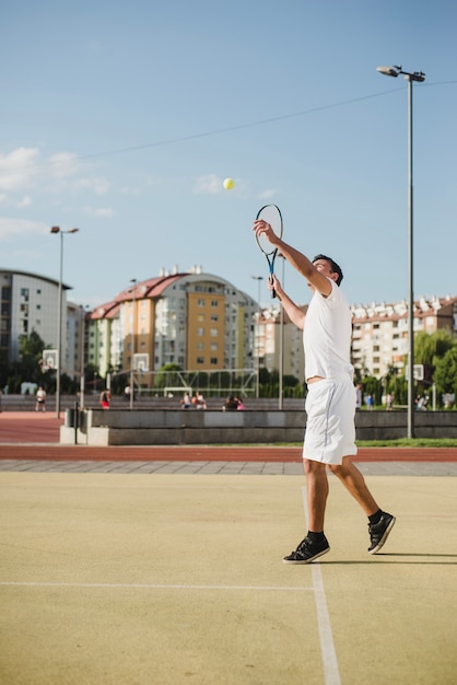 Tennisspieler im Stadtumfeld