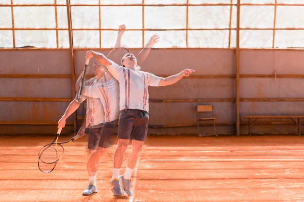 Kostenloses Foto tennisspieler in bewegung