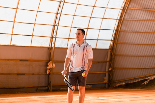 Tennisspieler in der Halle