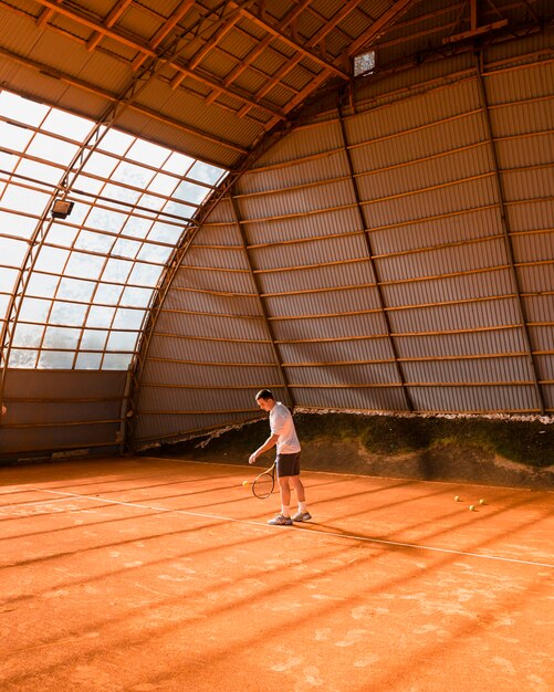 Tennisspieler in der Halle