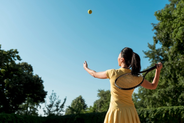 Tennisspieler mit ihrem Schläger