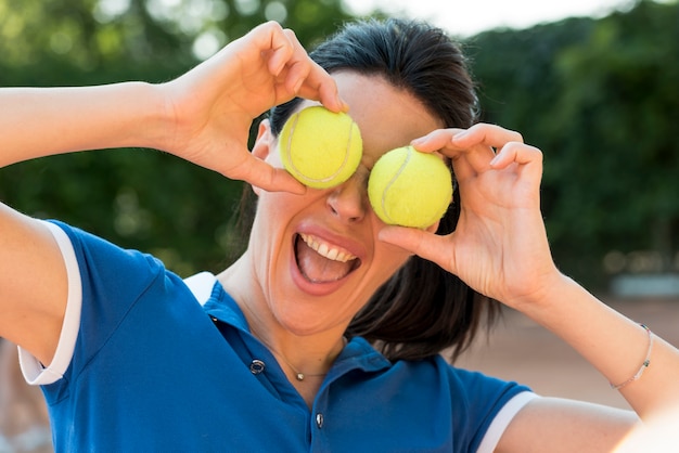 Tennisspieler mit ihrem Schläger