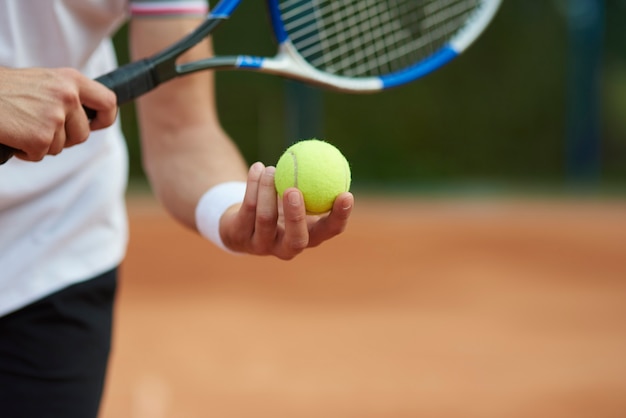 Tennisspieler versucht, die Punktzahl zu treffen