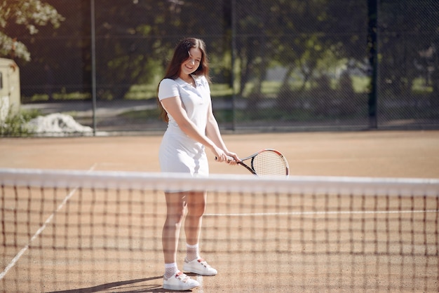 Tennisspielerfrau konzentrierte sich während des Spiels