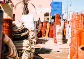 Kostenloses Foto teppiche auf dem markt in marrakesch