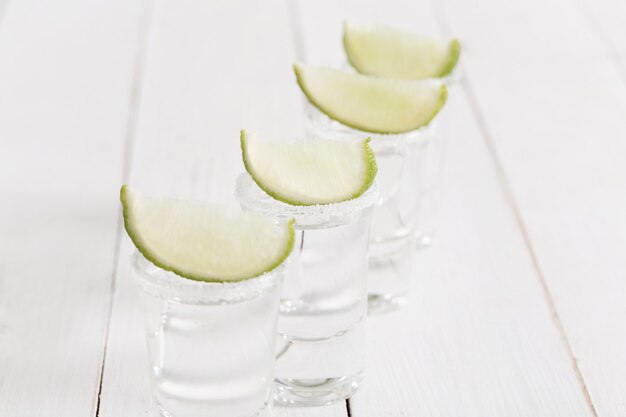 Tequila-Gläser mit Zitrone