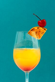Tequila-sonnenaufgang-cocktail auf blauem hintergrund