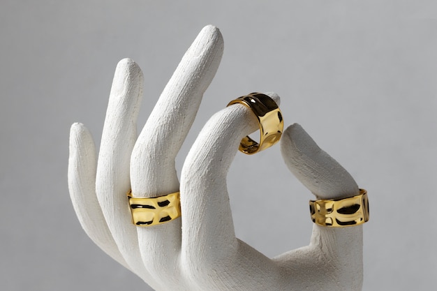 Teurer goldener Ring mit menschlicher Handständeranzeige