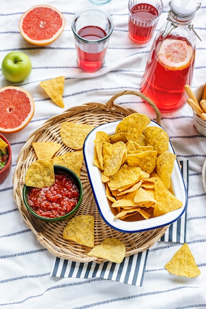 Tex-mex-picknick mit tortilla-chips