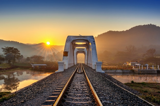 Thachomphu Eisenbahnbrücke oder weiße Brücke bei Sonnenaufgang in Lamphun, Thailand.