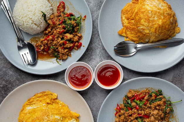 Thai Essen; Basilikum Hackfleisch mit Reis und Spiegelei