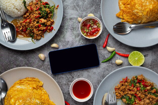 Thai Essen; Basilikum Hackfleisch mit Reis und Spiegelei