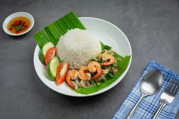 Thai Essen; Gebratene Garnelen und Tintenfische gekocht mit langen Bohnen und Reis.