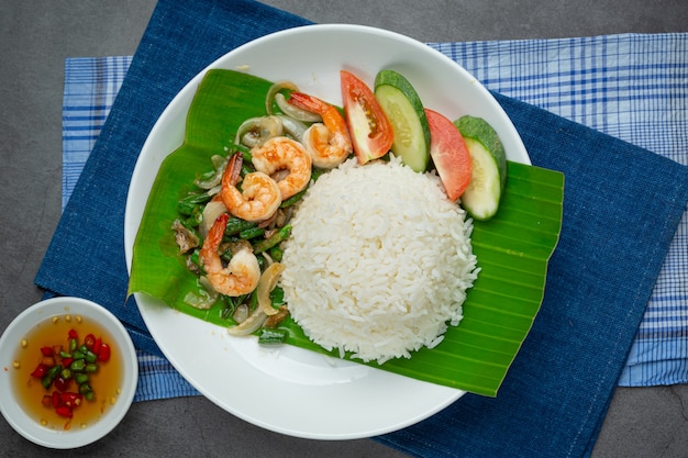 Kostenloses Foto thai essen; gebratene garnelen und tintenfische gekocht mit langen bohnen und reis.