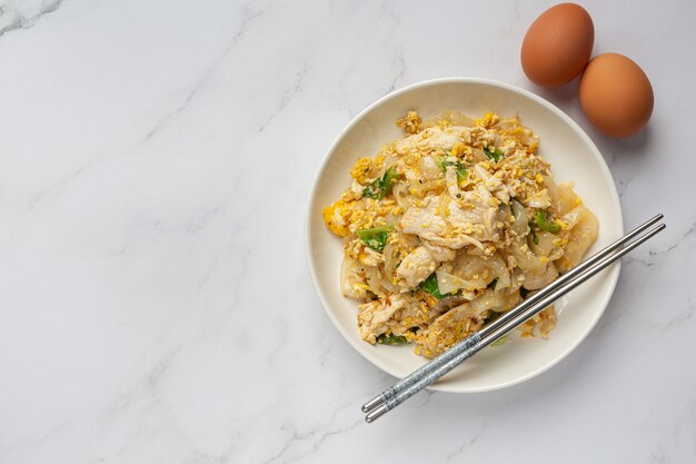 Thai Essen. Gebratene Nudeln mit Schweinefleisch in Sojasauce und Gemüse