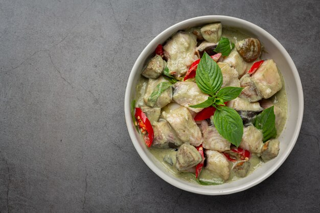 Thai Essen. grünes Kokos-Curry-Schweinefleisch mit Auberginen