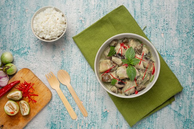 Thai Essen. grünes Kokos-Curry-Schweinefleisch mit Auberginen