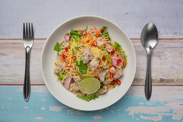 Thai Essen. Instant Nudeln würziger Salat mit gehacktem Schweinefleisch