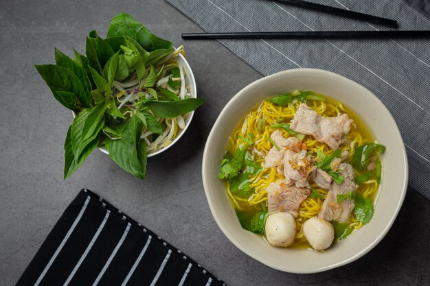 Thai Essen. Nudeln mit Schweinefleisch, Fleischbällchen und Gemüse