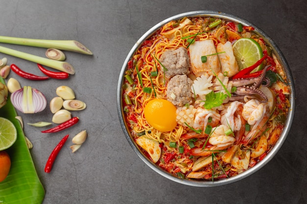 Thai Essen. Nudeln würzig kochen mit Meeresfrüchten und Schweinefleisch im heißen Topf