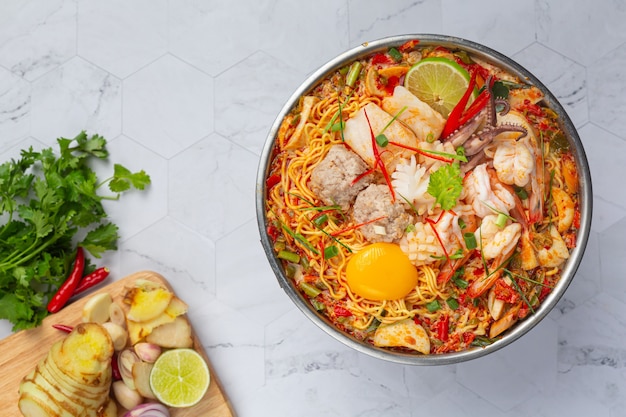 Thai Essen. Nudeln würzig kochen mit Meeresfrüchten und Schweinefleisch im heißen Topf