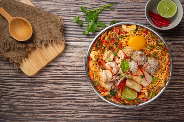 Thai Essen. Nudeln würzig kochen mit Meeresfrüchten und Schweinefleisch im heißen Topf