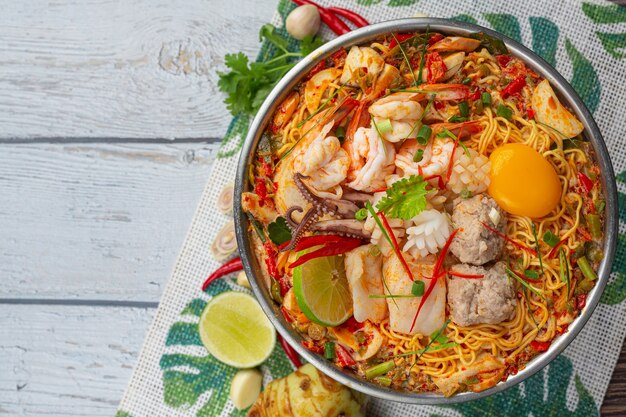 Thai Essen. Nudeln würzig kochen mit Meeresfrüchten und Schweinefleisch im heißen Topf