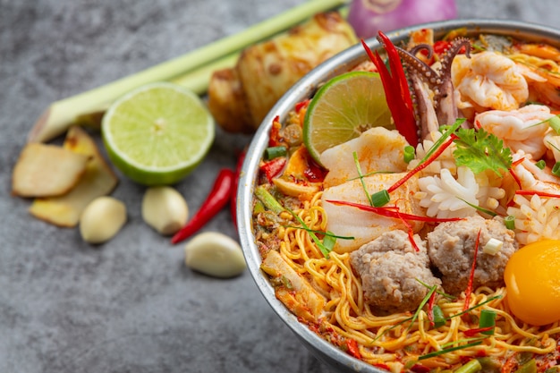 Thai Essen. Nudeln würzig kochen mit Meeresfrüchten und Schweinefleisch im heißen Topf
